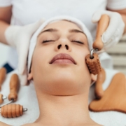 ¿Es la maderoterapia facial adecuada para ti? Descúbrelo aquí