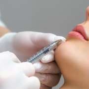 ¿Cómo funciona el ácido hialurónico con dermapen en los labios?